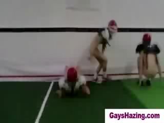 Hetro fellows zrobiony do grać nagie football przez homos