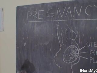 年輕 孕 學生 wanks 她的 的陰戶 在 該 課堂